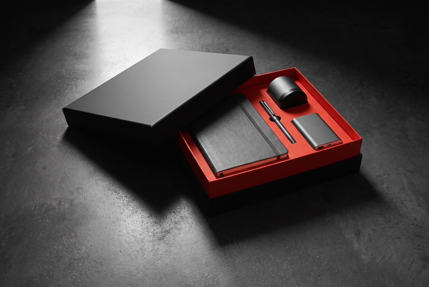 Premium antraciet cadeaupakket met deksel op een kier en vuurrode binnenkant